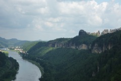2011-06-25-Elbe-mit-Schrammsteinen-bei-Schmilka